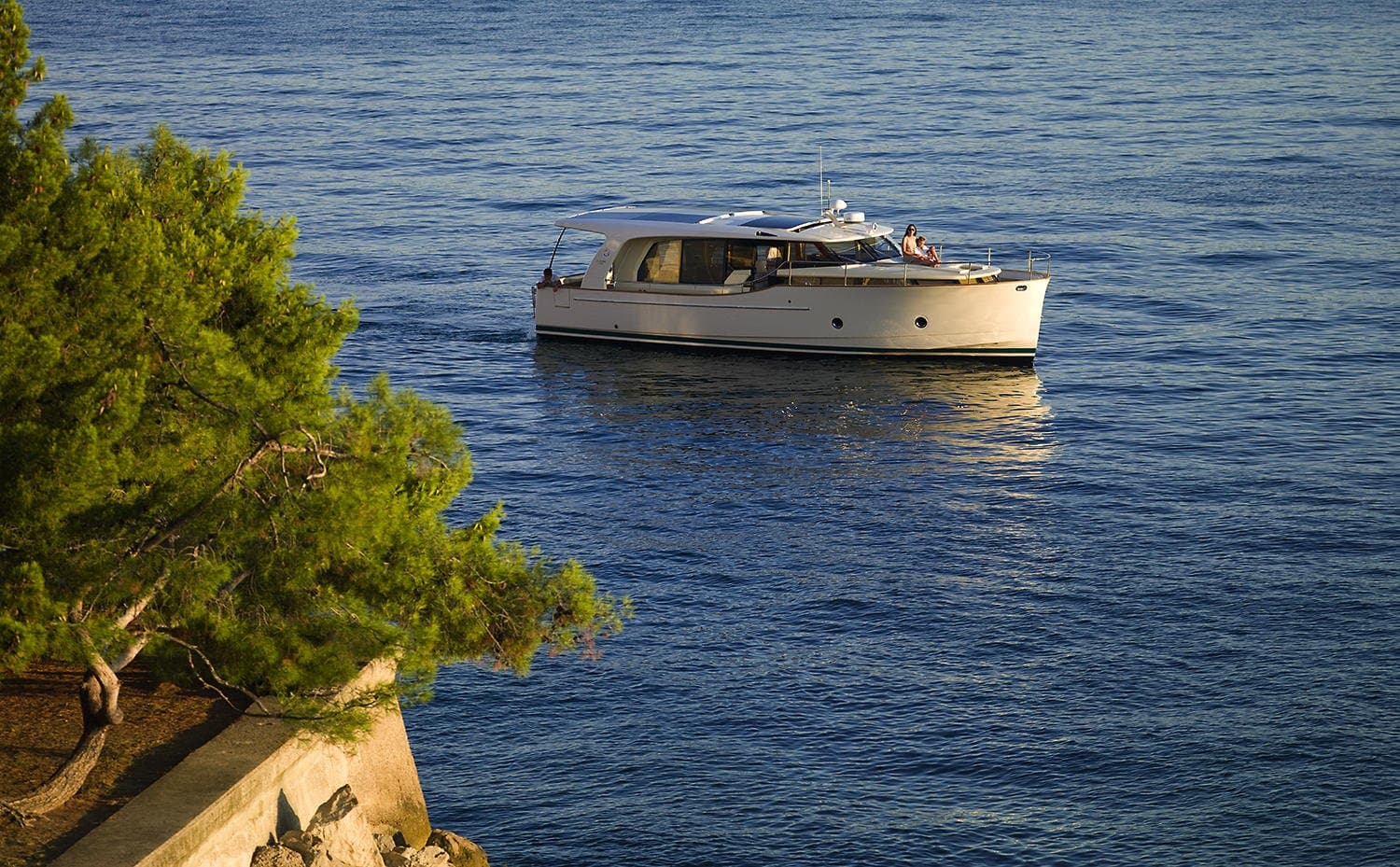 Greenline Yachts 40 (All-Electric)
